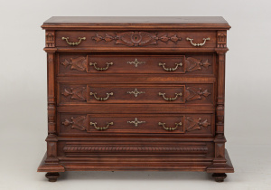 картинка Антикварный комод салоне старинных вещей "Шебби" являющийся официальным дистрибьютором в России и Беларуси