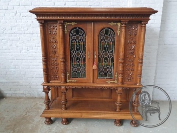 Антикварный дубовый буфет с витражами, декорированный резьбой код.&nbsp;BE4165675