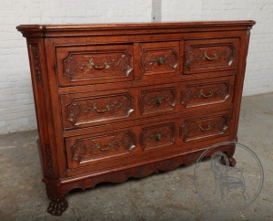 картинка Антикварный дубовый комод конца XIX века салоне старинных вещей "Шебби" являющийся официальным дистрибьютором в России и Беларуси