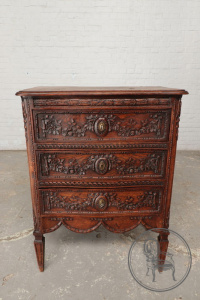 картинка Антикварный комод с орнаментом в виде цветочной гирлянды салоне старинных вещей "Шебби" являющийся официальным дистрибьютором в России и Беларуси