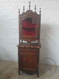 Антикварная витрина из ореха, декорированная растительной резьбой со шпилями в готическм стиле код. BE3259392