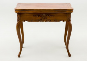 картинка Старинный консольный столик салоне старинных вещей "Шебби" являющийся официальным дистрибьютором в России и Беларуси