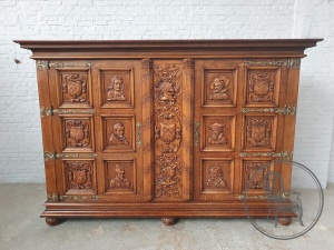 картинка Старинный комод в стиле Брейгель салоне старинных вещей "Шебби" являющийся официальным дистрибьютором в России и Беларуси