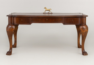 картинка Старинный письменный стол салоне старинных вещей "Шебби" являющийся официальным дистрибьютором в России и Беларуси