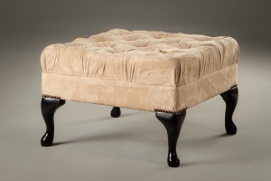 картинка Старинный пуфик с каретной стяжкой салоне старинных вещей "Шебби" являющийся официальным дистрибьютором в России и Беларуси