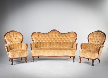 Старинный комплект: диван и кресла (2 шт.) с каретной стяжкой и деревянными резными элементами код.&nbsp;RM4165712