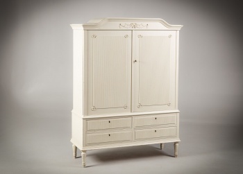 Старинный посудный шкаф с дверцами и ящиками, декорированными рифлеными накладками код.&nbsp;RM4156055