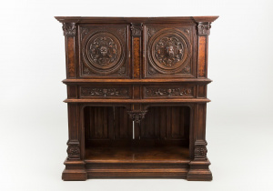 картинка Антикварный буфет салоне старинных вещей "Шебби" являющийся официальным дистрибьютором в России и Беларуси