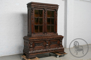 картинка Антикварная витрина салоне старинных вещей "Шебби" являющийся официальным дистрибьютором в России и Беларуси