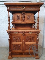 Антикварный резной буфет-поставец, украшенный художественной резьбой код. BE4166114