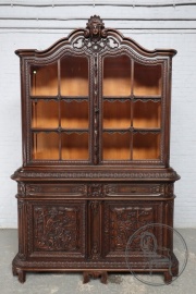 Антикварная витрина с сюжетной резьбой в античном стиле код. BE4097507