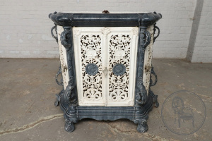 картинка Антикварная печь салоне старинных вещей "Шебби" являющийся официальным дистрибьютором в России и Беларуси