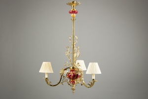 картинка Старинная люстра с позолоченным каркасом и керамическими элементами салоне старинных вещей "Шебби" являющийся официальным дистрибьютором в России и Беларуси