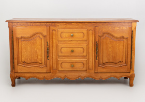 картинка Старинный комод салоне старинных вещей "Шебби" являющийся официальным дистрибьютором в России и Беларуси