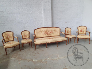 картинка Антикварный комплект для гостиной из ореха с гобеленом в стиле рококо салоне старинных вещей "Шебби" являющийся официальным дистрибьютором в России и Беларуси