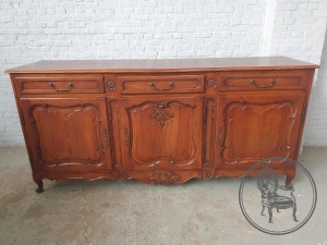 картинка Антикварный комод на гнутых ножках с изящными резными филенками салоне старинных вещей "Шебби" являющийся официальным дистрибьютором в России и Беларуси