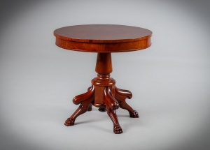 картинка Старинный столик из красного дерева салоне старинных вещей "Шебби" являющийся официальным дистрибьютором в России и Беларуси