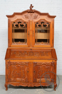 картинка Антикварный дубовый секретер с сюжетной резьбой салоне старинных вещей "Шебби" являющийся официальным дистрибьютором в России и Беларуси