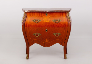 картинка Старинный комод салоне старинных вещей "Шебби" являющийся официальным дистрибьютором в России и Беларуси