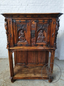 картинка Антикварный готический поставец с коваными элементами салоне старинных вещей "Шебби" являющийся официальным дистрибьютором в России и Беларуси