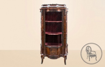 Антикварная витрина из ореха, инкрустированная в технике маркетри и декорированная бронзовыми лентами и цветами код. VS1374