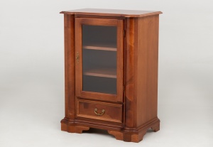 картинка Старинный посудный шкаф из красного дерева салоне старинных вещей "Шебби" являющийся официальным дистрибьютором в России и Беларуси