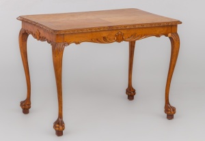 картинка Старинный столик из березы на львиных лапах салоне старинных вещей "Шебби" являющийся официальным дистрибьютором в России и Беларуси