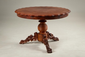 картинка Старинный ореховый стол салоне старинных вещей "Шебби" являющийся официальным дистрибьютором в России и Беларуси