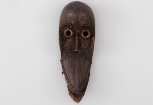 картинка Антикварная африканская маска салоне старинных вещей "Шебби" являющийся официальным дистрибьютором в России и Беларуси