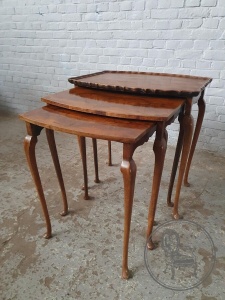 картинка Набор антикварных столиков из красного дерева салоне старинных вещей "Шебби" являющийся официальным дистрибьютором в России и Беларуси