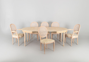 картинка Старинный столовый гарнитур салоне старинных вещей "Шебби" являющийся официальным дистрибьютором в России и Беларуси