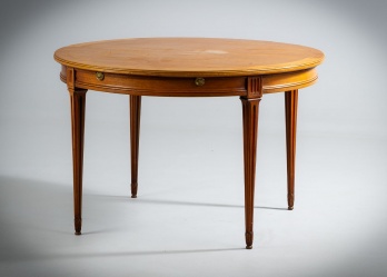 Старинный столик в классическом стиле из бука код. RM4164419