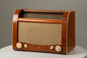 картинка Старинное радио в корпусе из красного дерева салоне старинных вещей "Шебби" являющийся официальным дистрибьютором в России и Беларуси