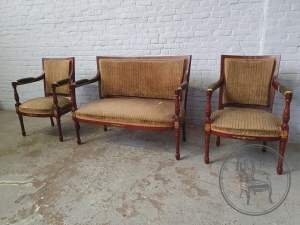 картинка Антикварный набор из красного дерева с декоративными бронзовыми накладками салоне старинных вещей "Шебби" являющийся официальным дистрибьютором в России и Беларуси