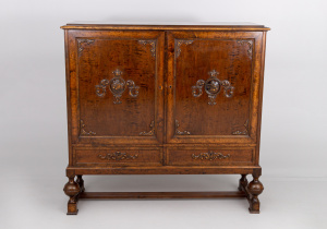 картинка Старинный комод салоне старинных вещей "Шебби" являющийся официальным дистрибьютором в России и Беларуси