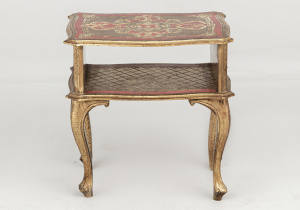 картинка Старинный столик салоне старинных вещей "Шебби" являющийся официальным дистрибьютором в России и Беларуси