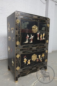 картинка Старинный комод в стиле Шинуазри с росписью салоне старинных вещей "Шебби" являющийся официальным дистрибьютором в России и Беларуси