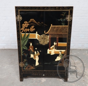 картинка Старинный расписной комод с стиле Шинуазри салоне старинных вещей "Шебби" являющийся официальным дистрибьютором в России и Беларуси