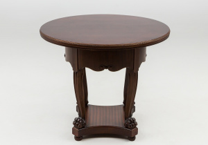 картинка Старинный столик салоне старинных вещей "Шебби" являющийся официальным дистрибьютором в России и Беларуси