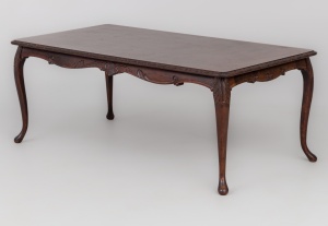 картинка Старинный столик из красного дерева салоне старинных вещей "Шебби" являющийся официальным дистрибьютором в России и Беларуси