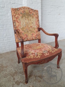картинка Антикварное ореховое кресло салоне старинных вещей "Шебби" являющийся официальным дистрибьютором в России и Беларуси
