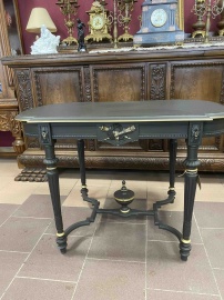 Антикварный кофейный стол с точеными ножками, соединенными фигурной проножкой код.&nbsp;BLT72