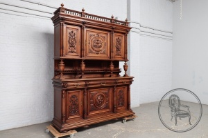 картинка Антикварный буфет с выразительной фантазийной резьбой салоне старинных вещей "Шебби" являющийся официальным дистрибьютором в России и Беларуси