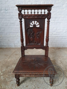 картинка Антикварный стул в бретонском стиле с сюжетной резьбой салоне старинных вещей "Шебби" являющийся официальным дистрибьютором в России и Беларуси