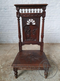 Антикварный стул в бретонском стиле с сюжетной резьбой код. BE107033