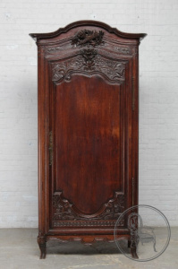 картинка Антикварный дубовый шкаф салоне старинных вещей "Шебби" являющийся официальным дистрибьютором в России и Беларуси