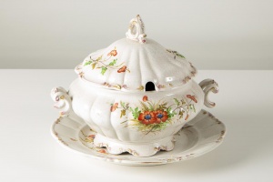 картинка Старинная супница с блюдом салоне старинных вещей "Шебби" являющийся официальным дистрибьютором в России и Беларуси