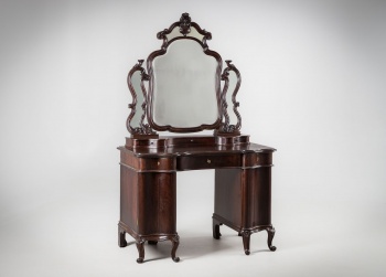Антикварный косметический столик с выдвижными ящиками и зеркалом с рельефной резьбой код.&nbsp;RM4143105