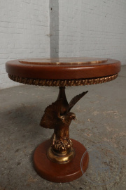 Старинный столик из дуба с бронзовой ножкой в виде орла и мраморным верхом код. BE107294