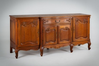 Старинный дубовый комод с резными деталями и ножками-кабриоль код. RM4165167